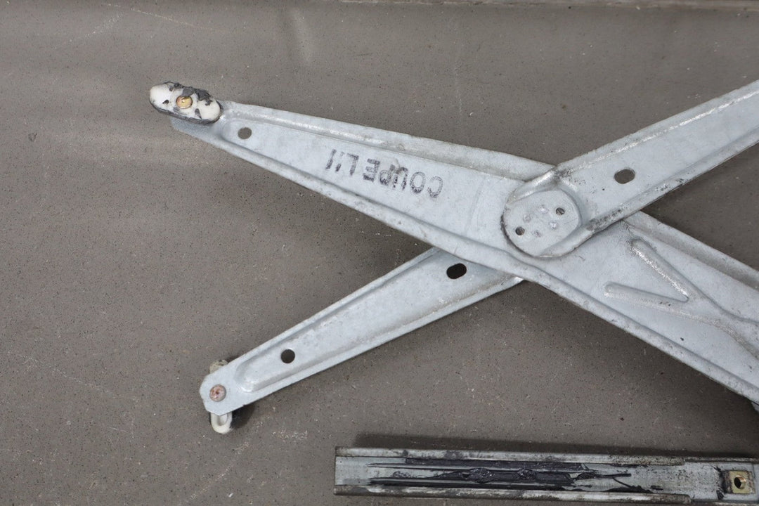 2004 - 2006 Pontiac GTO Left Front Door Regulator 92178256 OEM