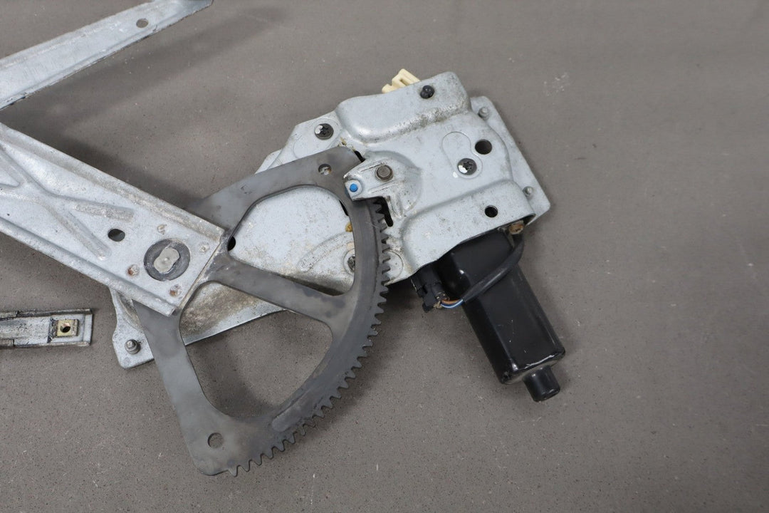 2004 - 2006 Pontiac GTO Left Front Door Regulator 92178256 OEM