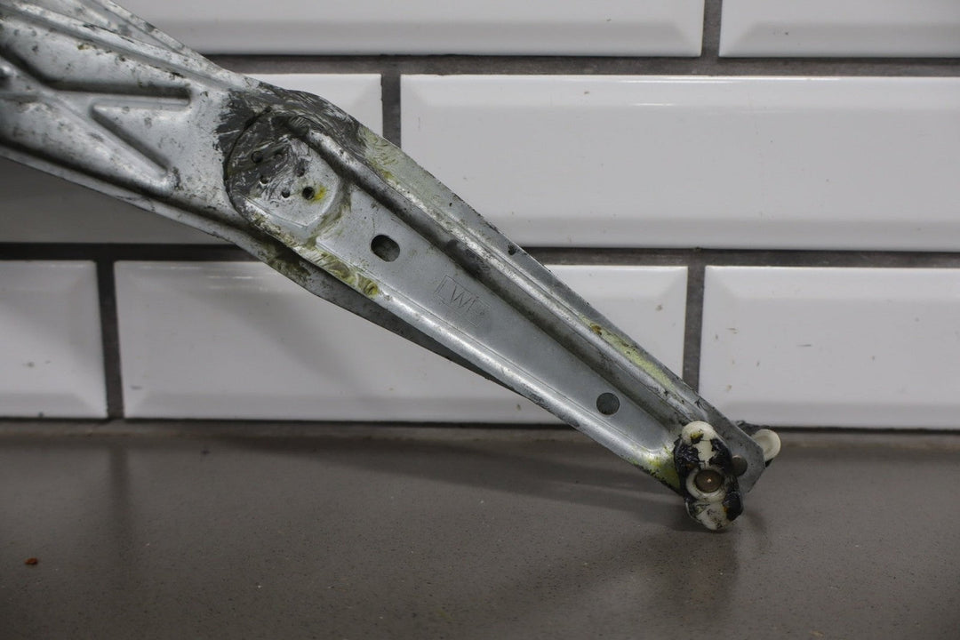 2004 - 2006 Pontiac GTO Left Front Door Regulator 92178256 OEM