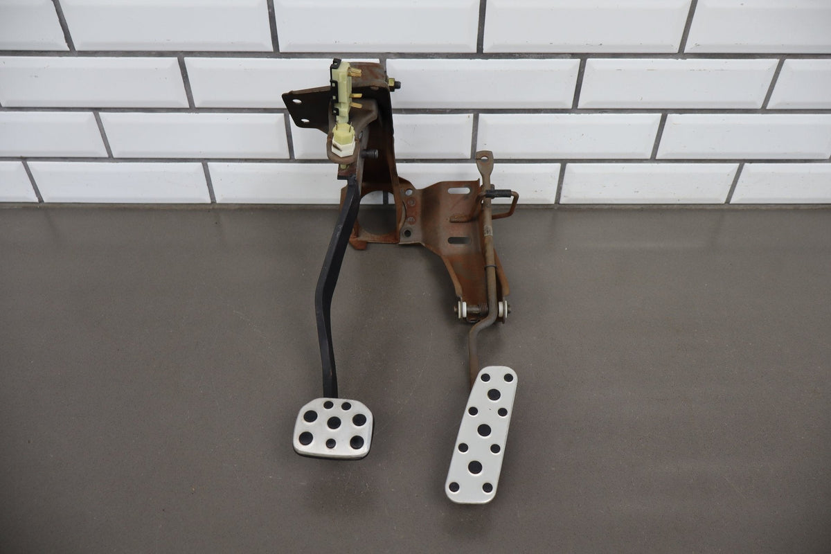 2004-2006 Pontiac GTO Manual Transmission Throttle Brake Clutch Pedal OEM