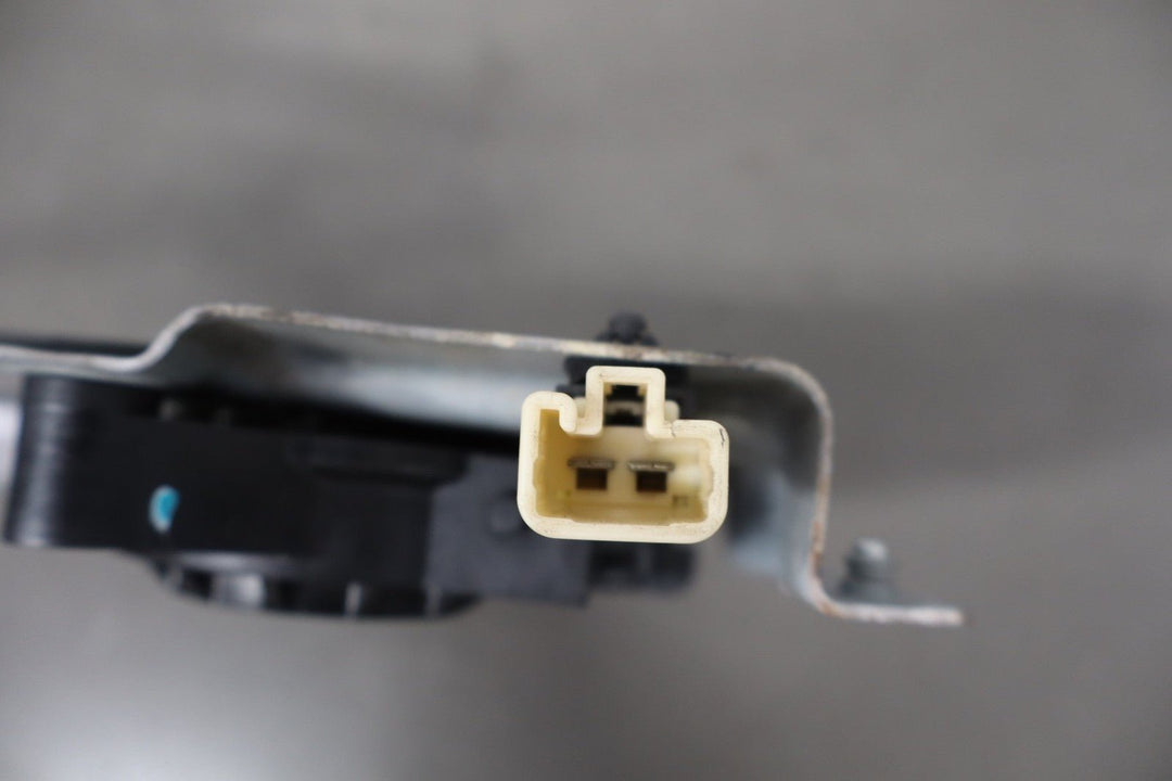 2004 - 2006 Pontiac GTO Right Front Door Regulator 92178259 OEM