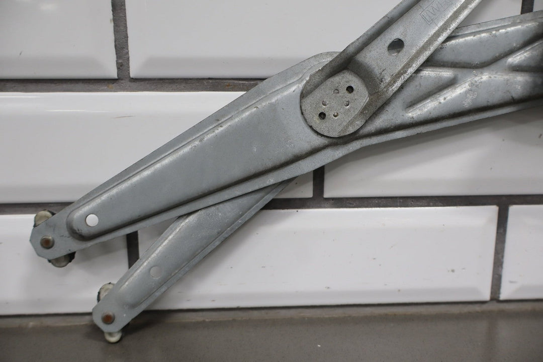 2004 - 2006 Pontiac GTO Right Front Door Regulator 92178259 OEM