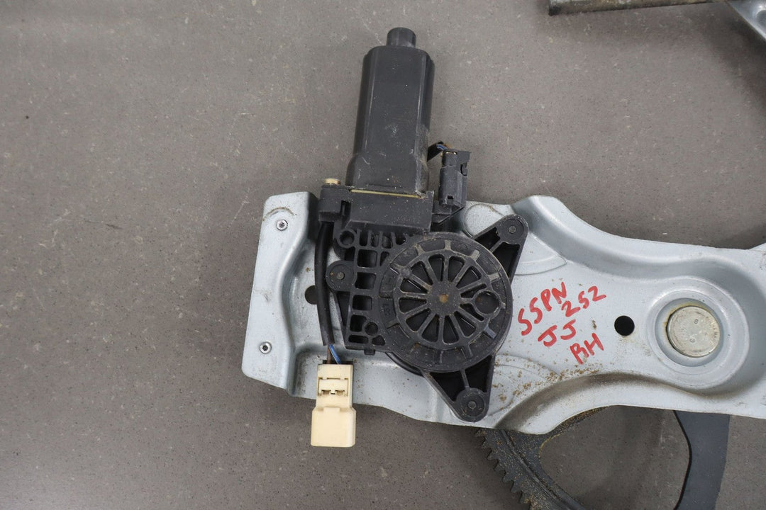 2004 - 2006 Pontiac GTO Right Front Door Regulator 92178259 OEM