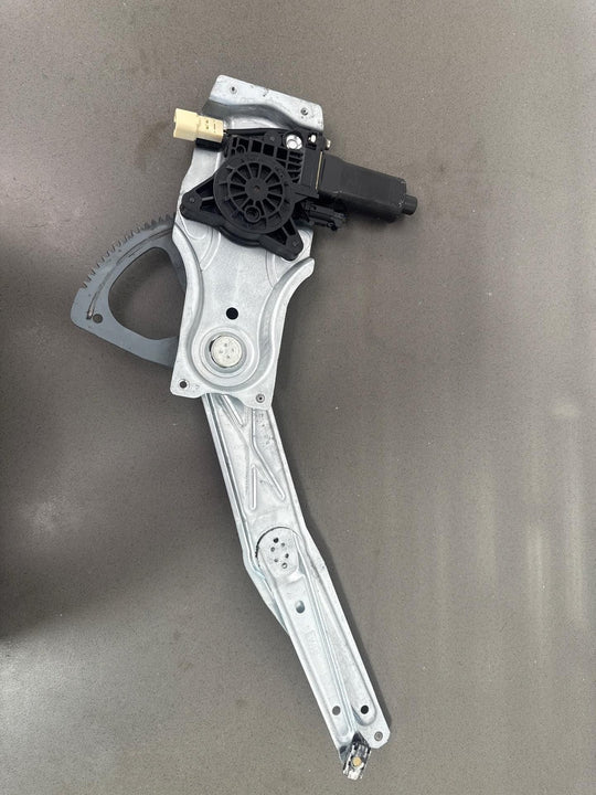 2004 - 2006 Pontiac GTO Right Front Door Regulator 92178259 OEM