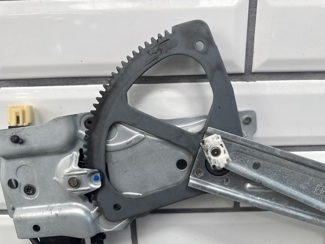 2004 - 2006 Pontiac GTO Right Front Door Regulator 92178259 OEM