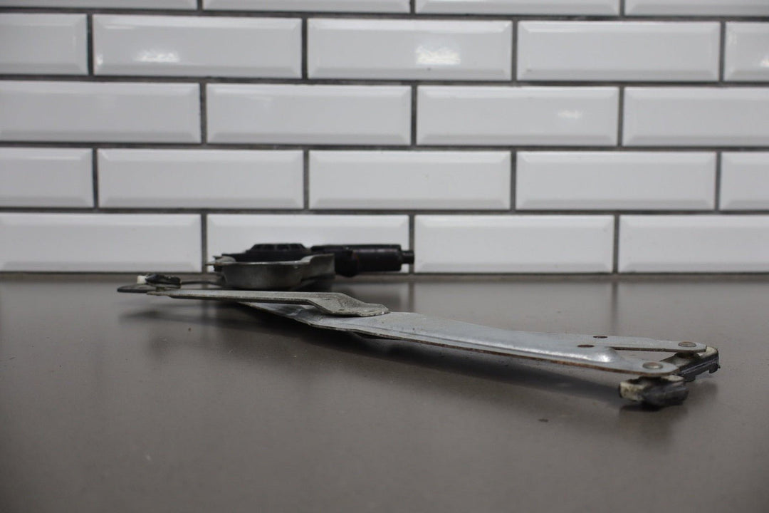 2004 - 2006 Pontiac GTO Right Front Door Regulator 92178259 OEM