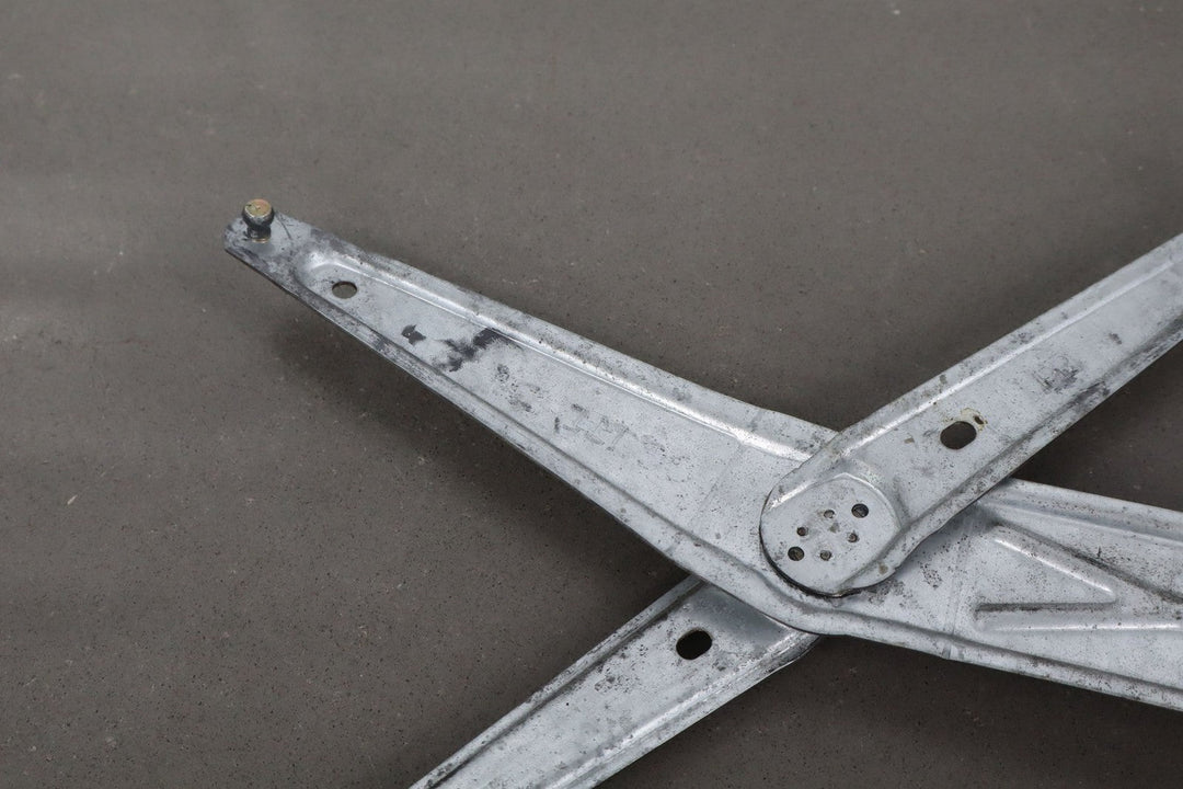 2004 - 2006 Pontiac GTO Right Front Door Regulator 92178259 OEM