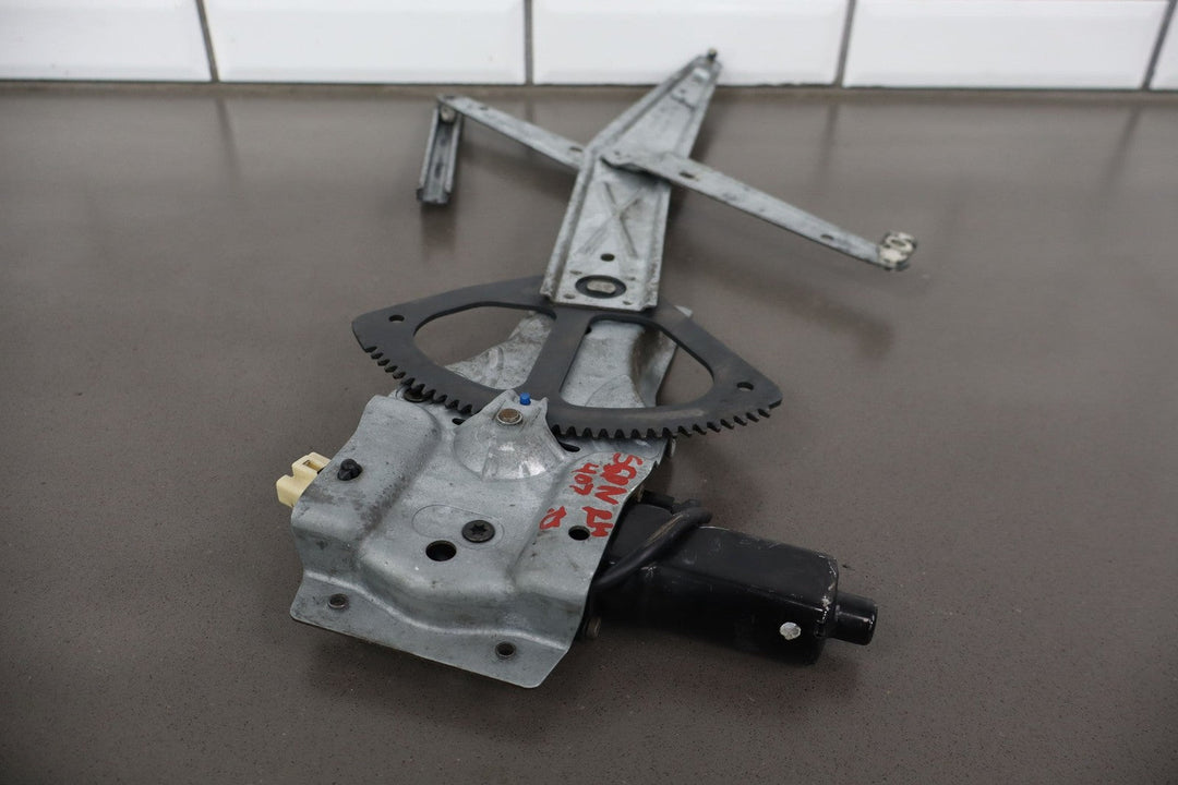 2004 - 2006 Pontiac GTO Right Front Door Regulator 92178259 OEM