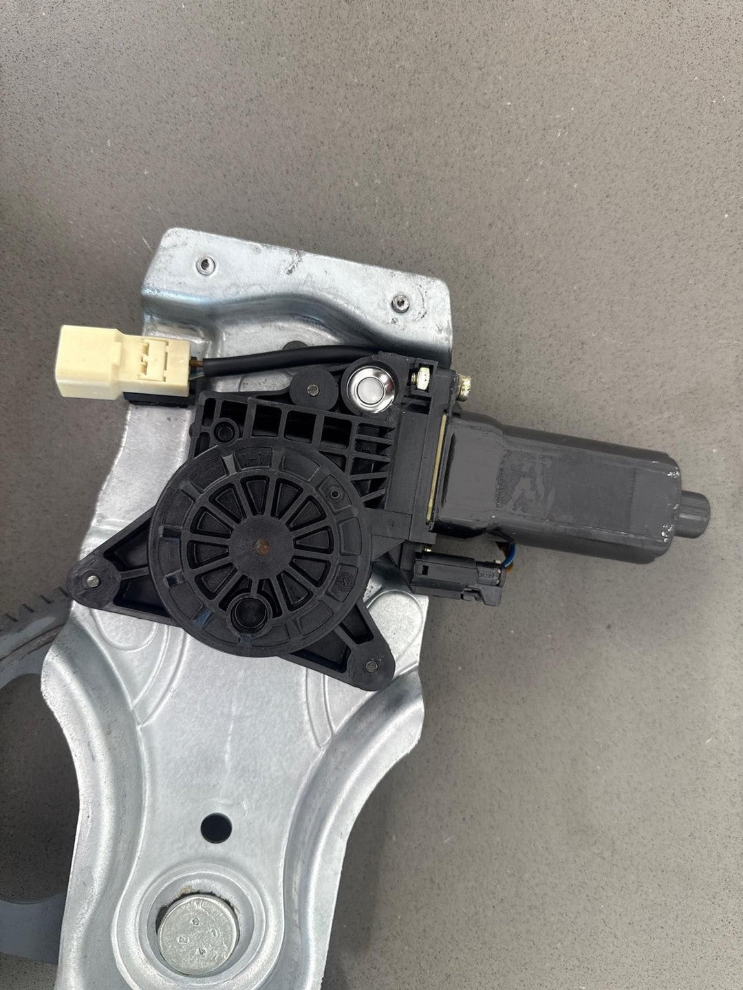 2004 - 2006 Pontiac GTO Right Front Door Regulator 92178259 OEM