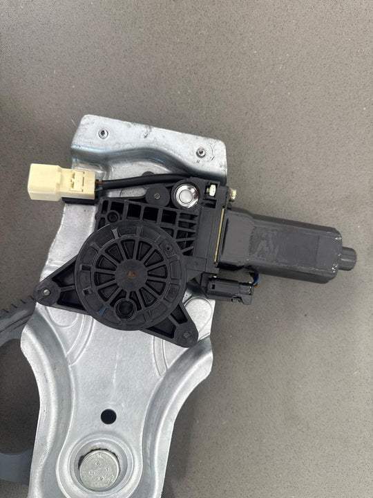 2004 - 2006 Pontiac GTO Right Front Door Regulator 92178259 OEM