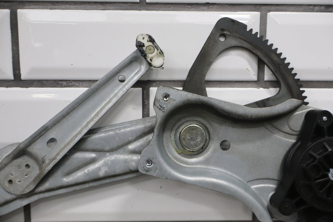 2004 - 2006 Pontiac GTO Right Front Door Regulator 92178259 OEM