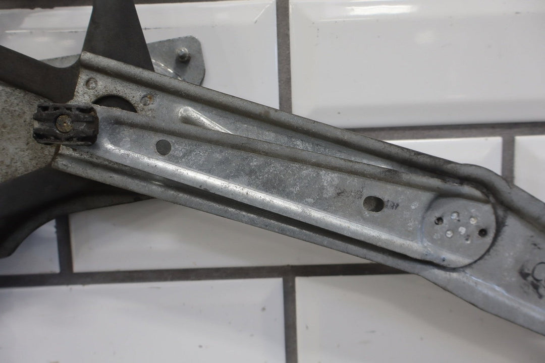 2004 - 2006 Pontiac GTO Right Front Door Regulator 92178259 OEM