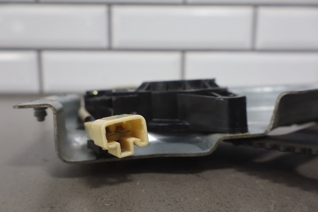 2004 - 2006 Pontiac GTO Right Front Door Regulator 92178259 OEM