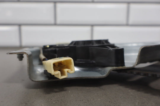 2004 - 2006 Pontiac GTO Right Front Door Regulator 92178259 OEM