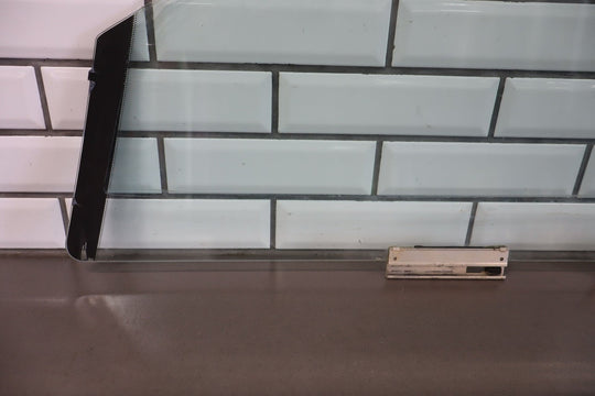 2004 - 2006 Pontiac GTO Right Front Door Window 92092783