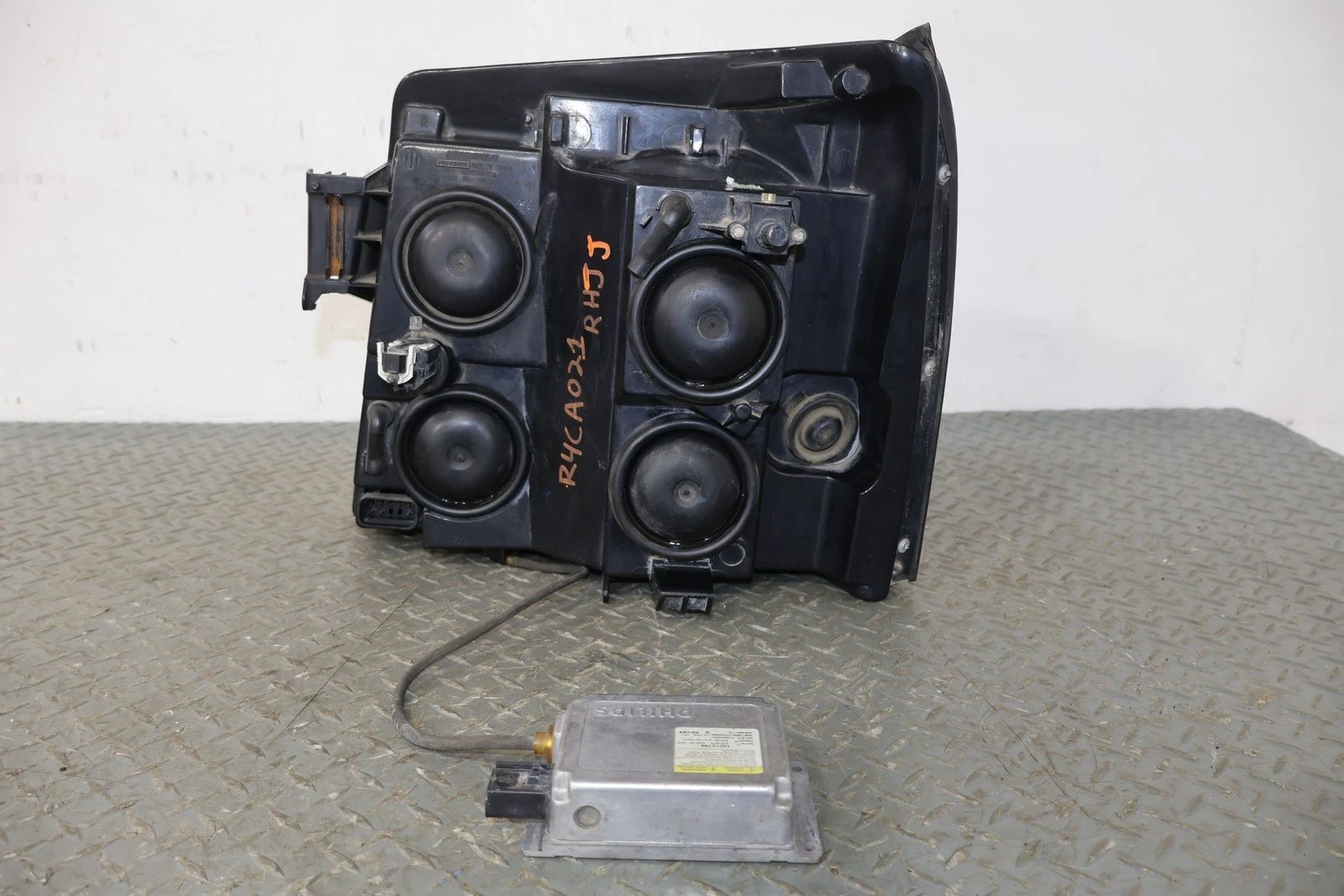 2004 Cadillac Escalade- Right Headlamp