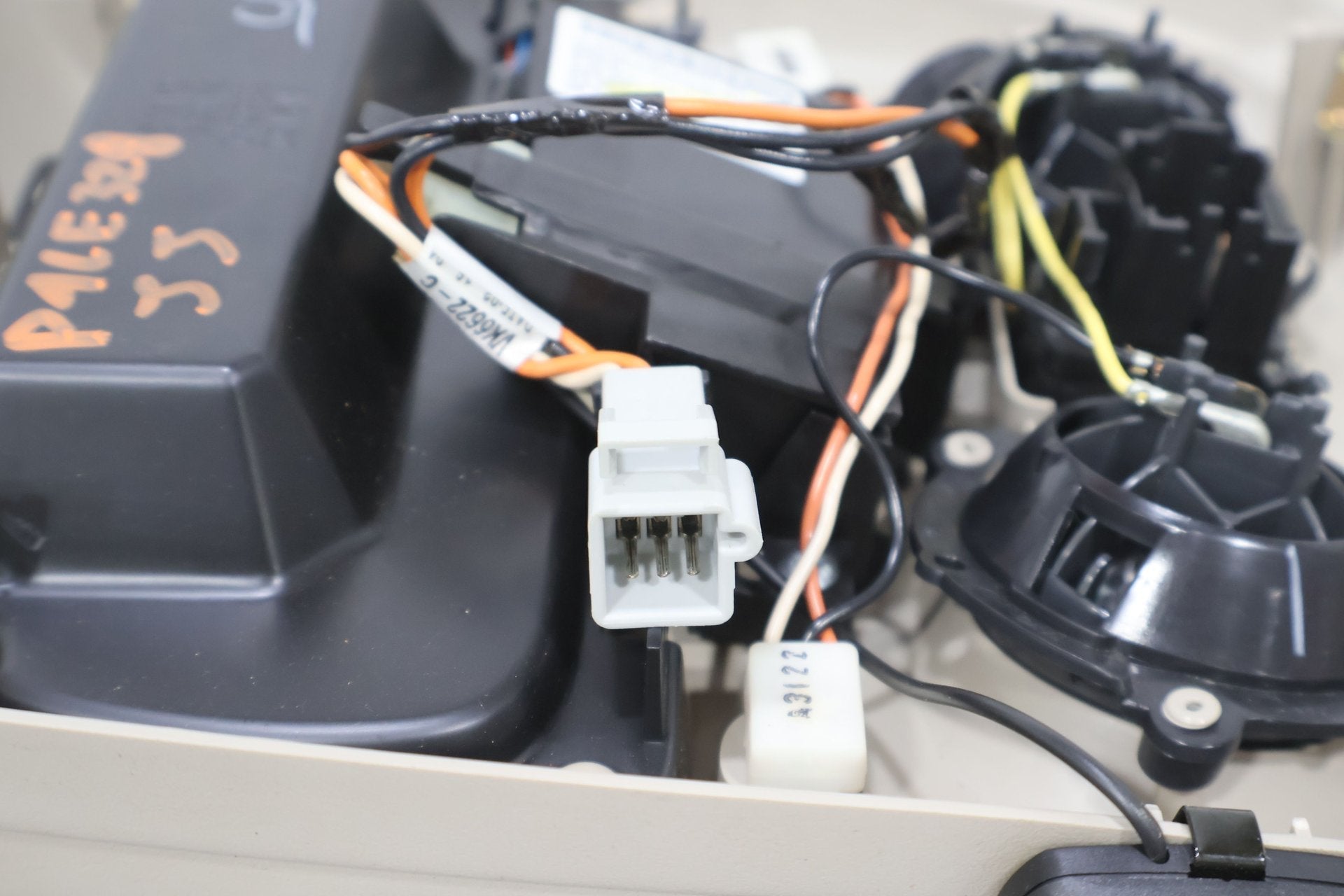2004 Chevrolet Avalanche- Front Console