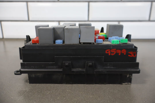 2004 Chevrolet Silverado 2500 GMT800 6.6L Diesel Engine Fuse Box 15811689