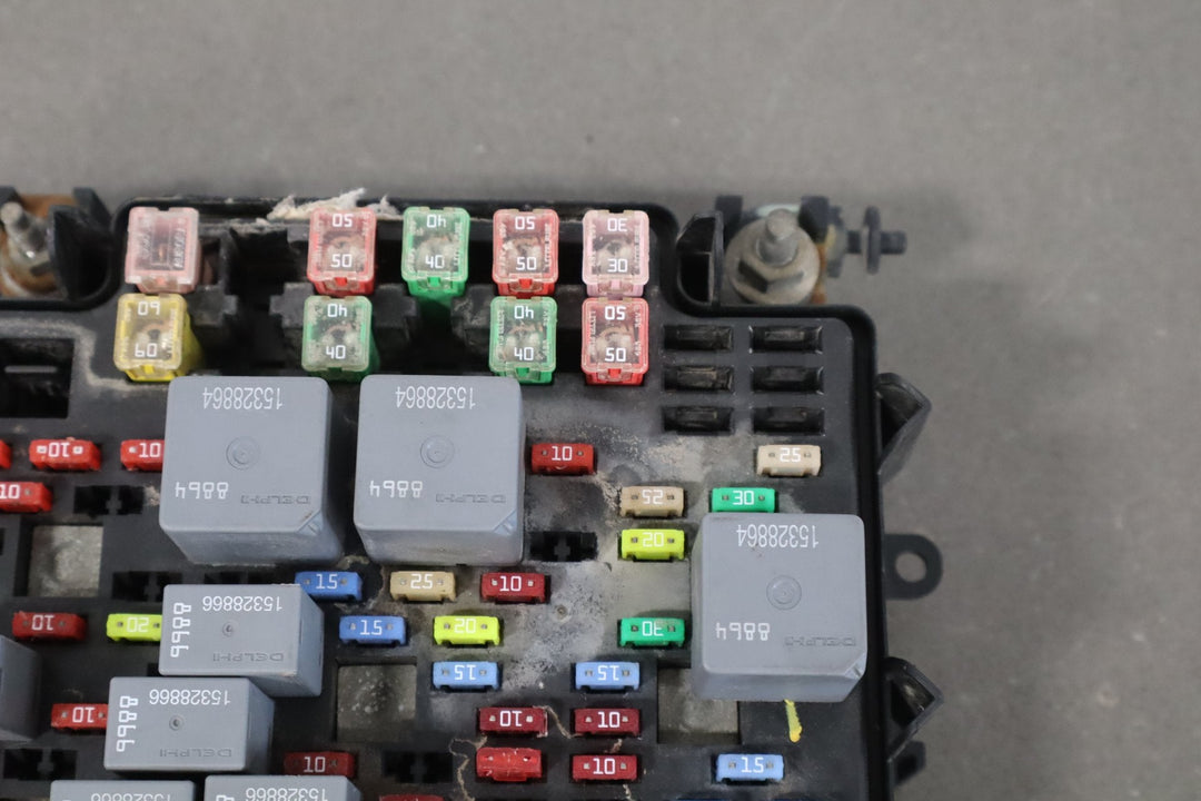 2004 Chevrolet Silverado 2500 GMT800 6.6L Diesel Engine Fuse Box 15811689
