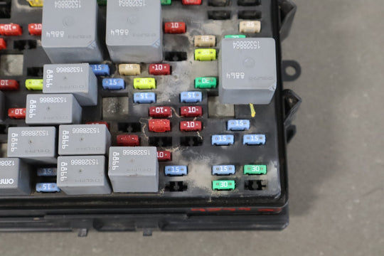 2004 Chevrolet Silverado 2500 GMT800 6.6L Diesel Engine Fuse Box 15811689
