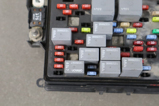 2004 Chevrolet Silverado 2500 GMT800 6.6L Diesel Engine Fuse Box 15811689
