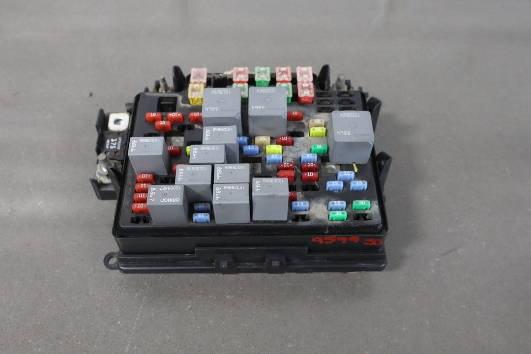 2004 Chevrolet Silverado 2500 GMT800 6.6L Diesel Engine Fuse Box 15811689