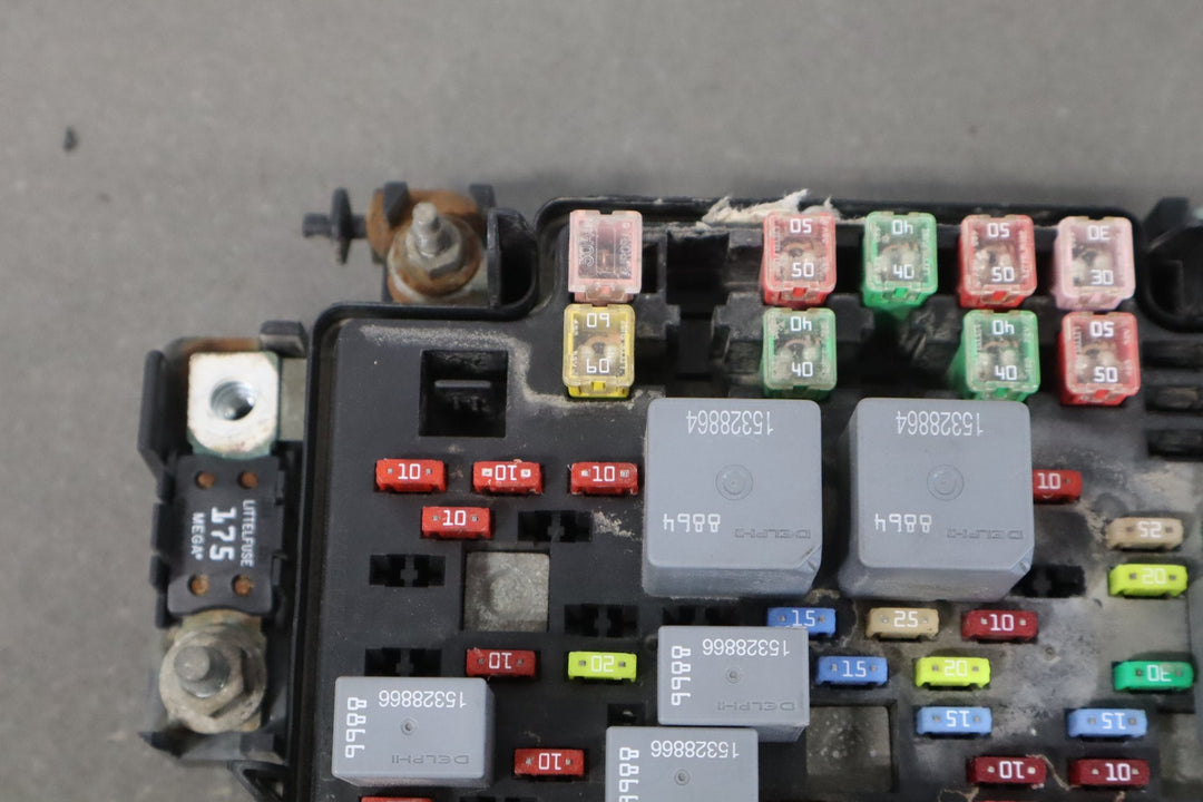 2004 Chevrolet Silverado 2500 GMT800 6.6L Diesel Engine Fuse Box 15811689