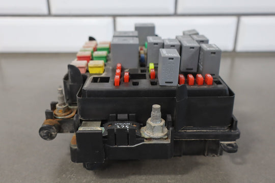 2004 Chevrolet Silverado 2500 GMT800 6.6L Diesel Engine Fuse Box 15811689