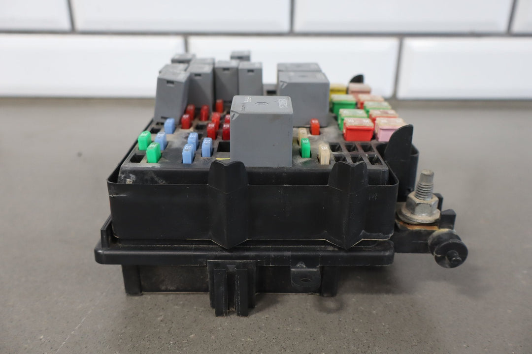 2004 Chevrolet Silverado 2500 GMT800 6.6L Diesel Engine Fuse Box 15811689