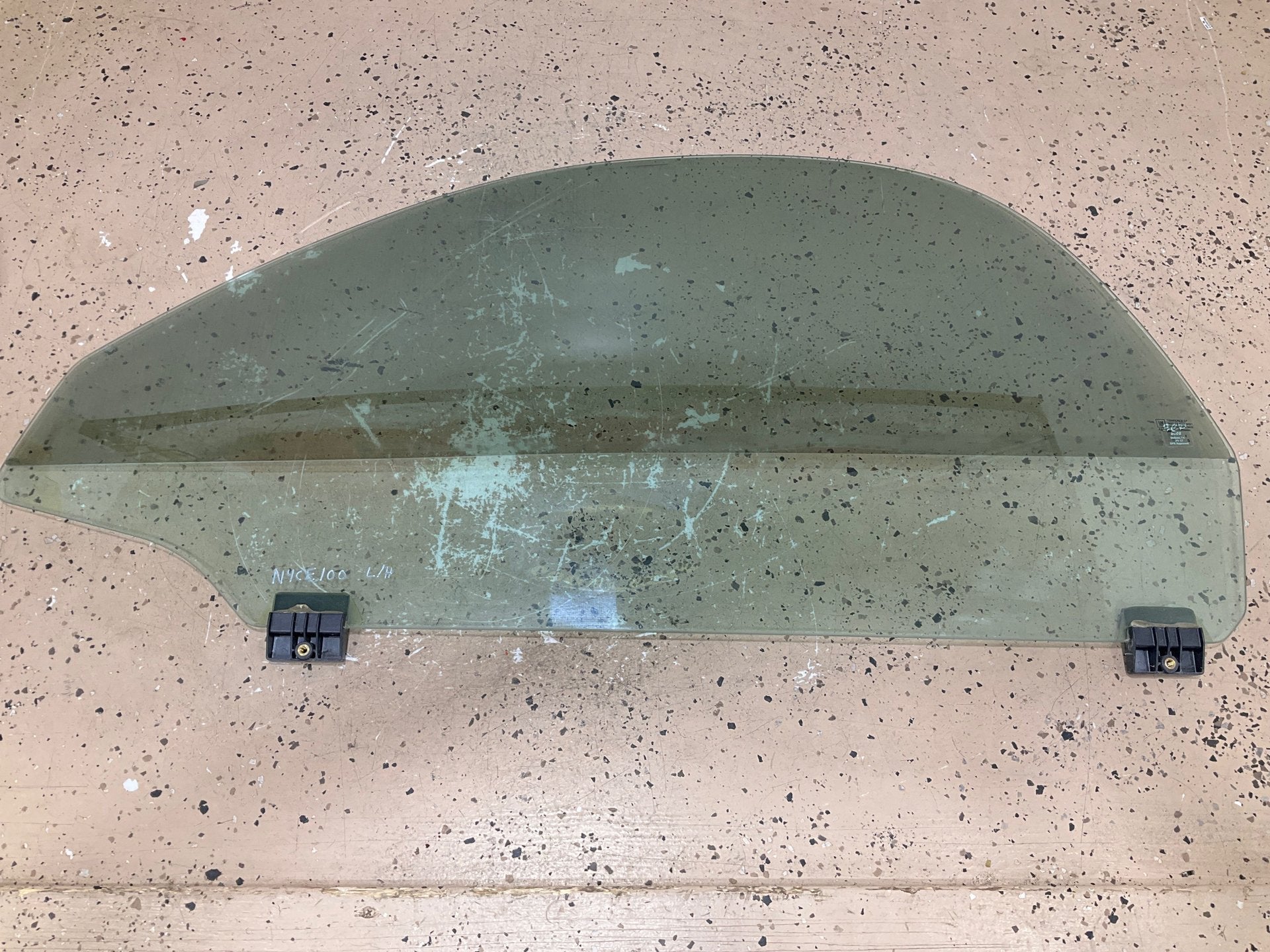 2004 Chevrolet SSR- FRONT DOOR GLASS/WINDOW