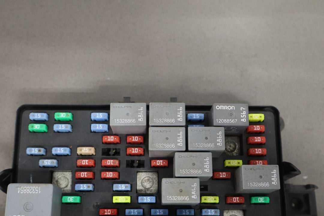 2004 Chevrolet Suburban 2500 6L Engine Fuse Box