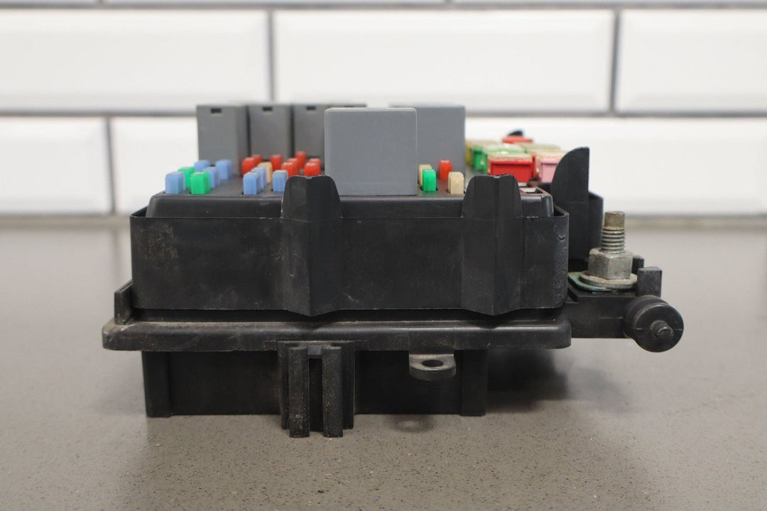 2004 Chevrolet Suburban 2500 6L Engine Fuse Box