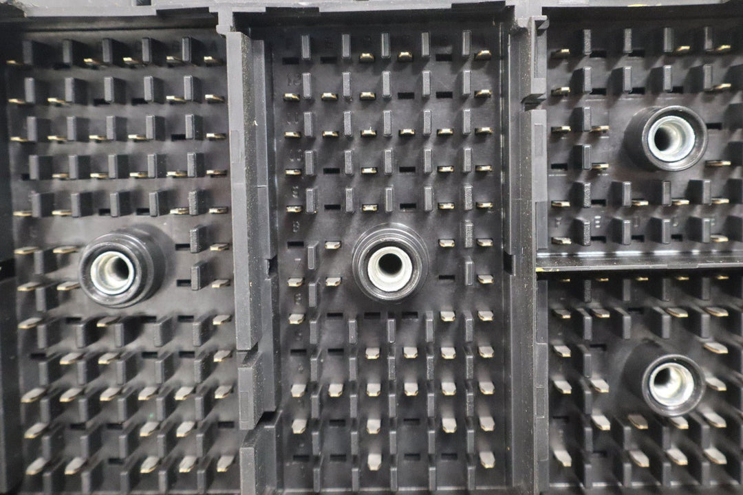 2004 Chevrolet Suburban 2500 6L Engine Fuse Box