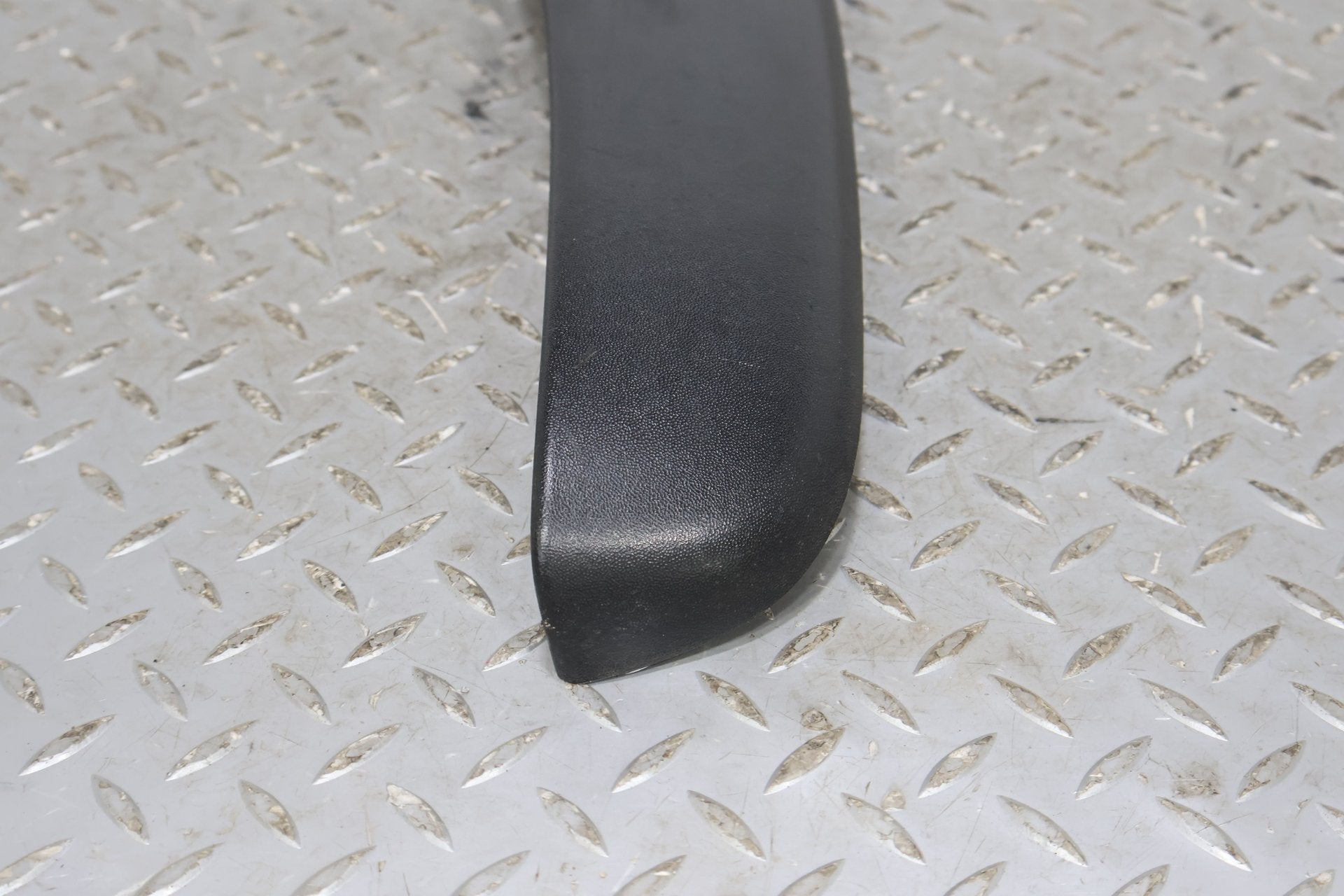 2004 Chevrolet Tahoe- Right Rear Door Molding