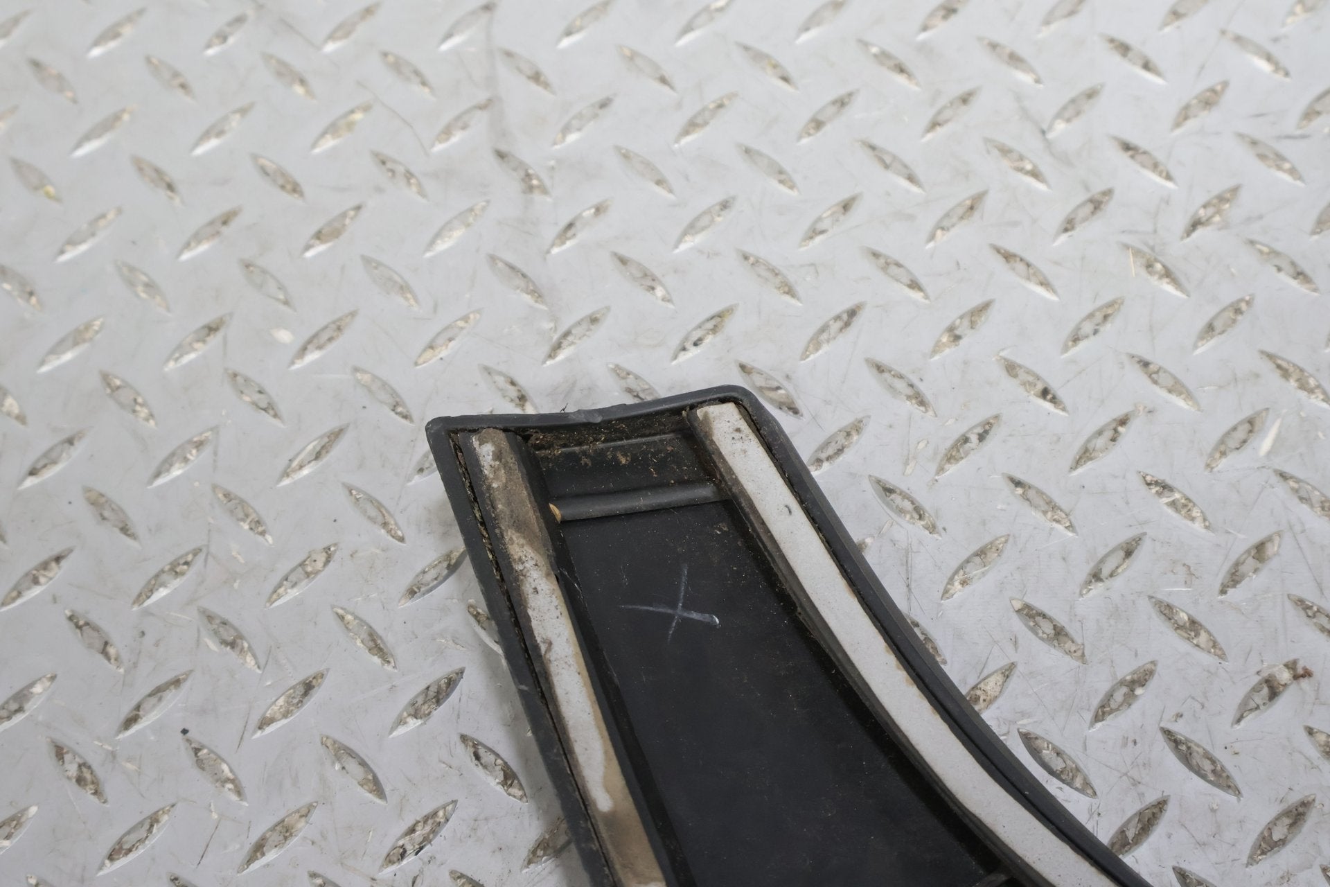 2004 Chevrolet Tahoe- Right Rear Door Molding