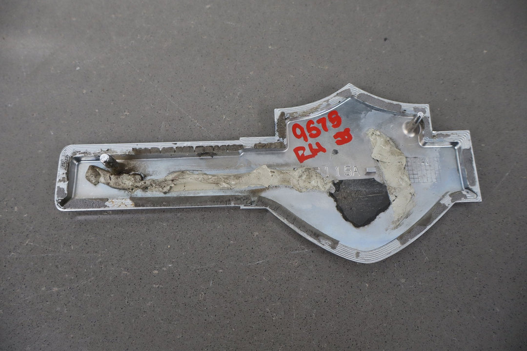 2004 Ford F - 250 Super Duty Hatch Emblem
