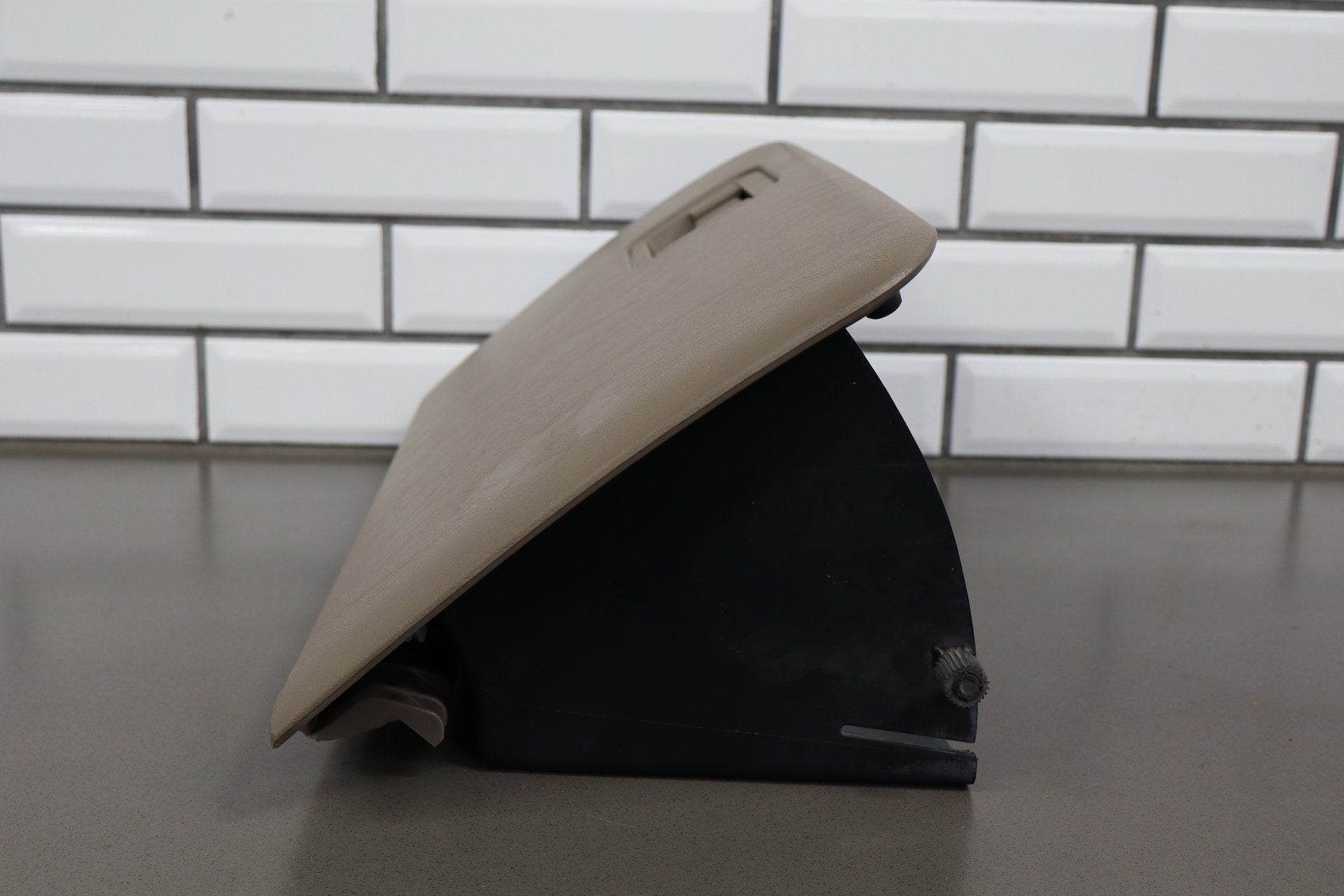 2004 Ford F-350 Super Duty Glove Box Medium Parchment