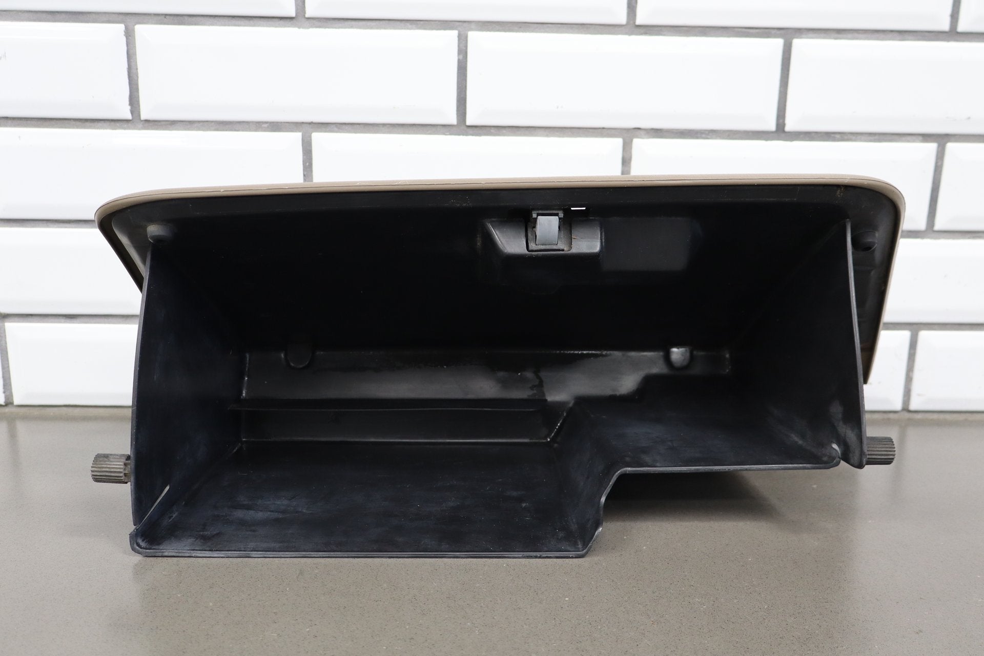 2004 Ford F-350 Super Duty Glove Box Medium Parchment