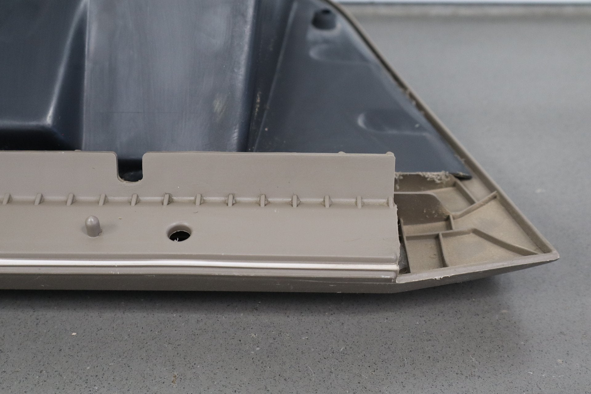 2004 Ford F-350 Super Duty Glove Box Medium Parchment