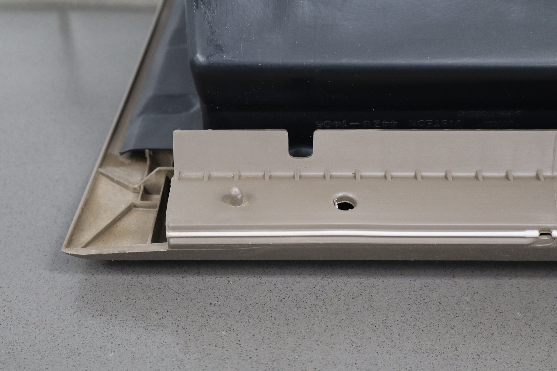 2004 Ford F-350 Super Duty Glove Box Medium Parchment