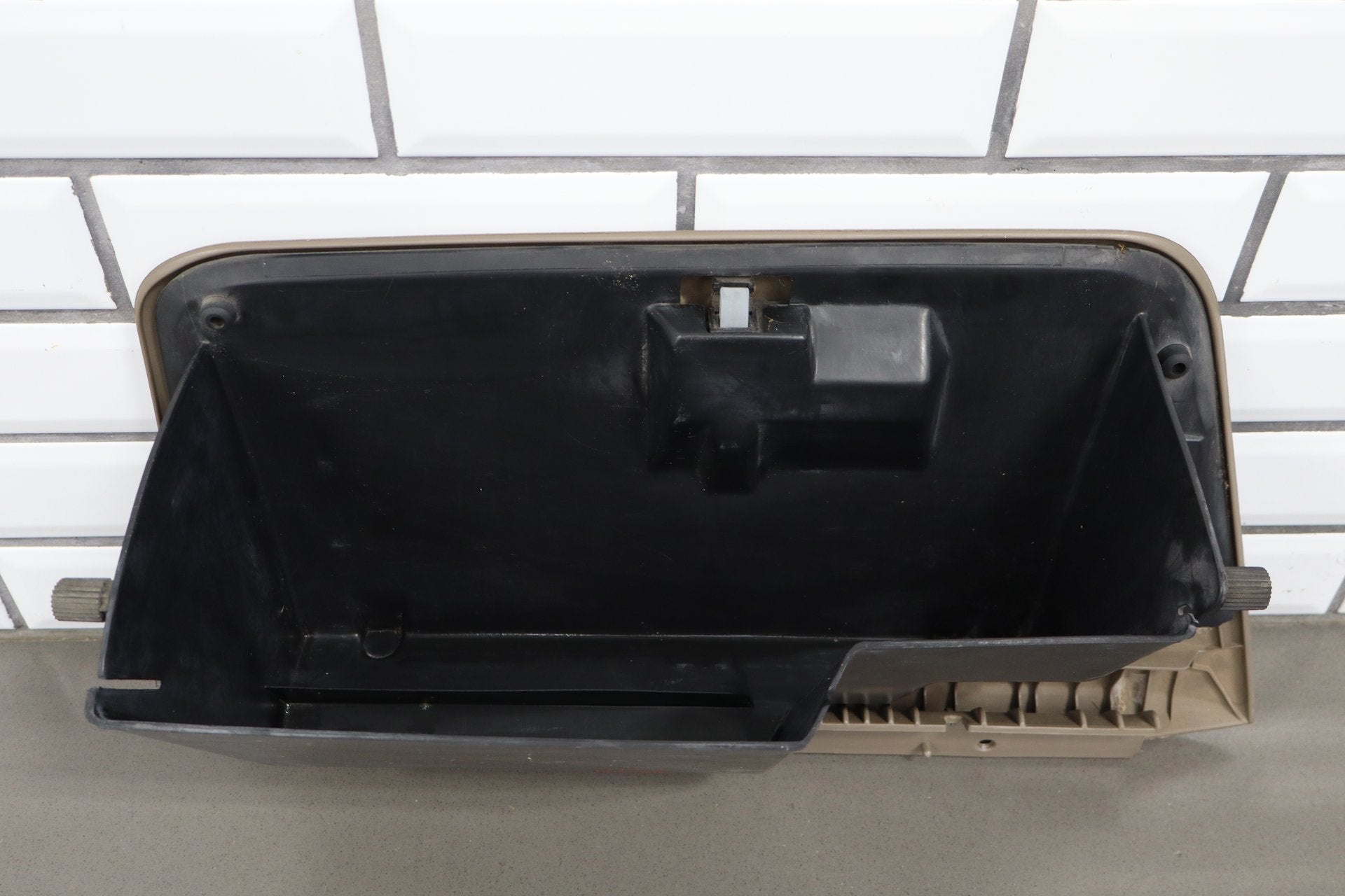 2004 Ford F-350 Super Duty Glove Box Medium Parchment