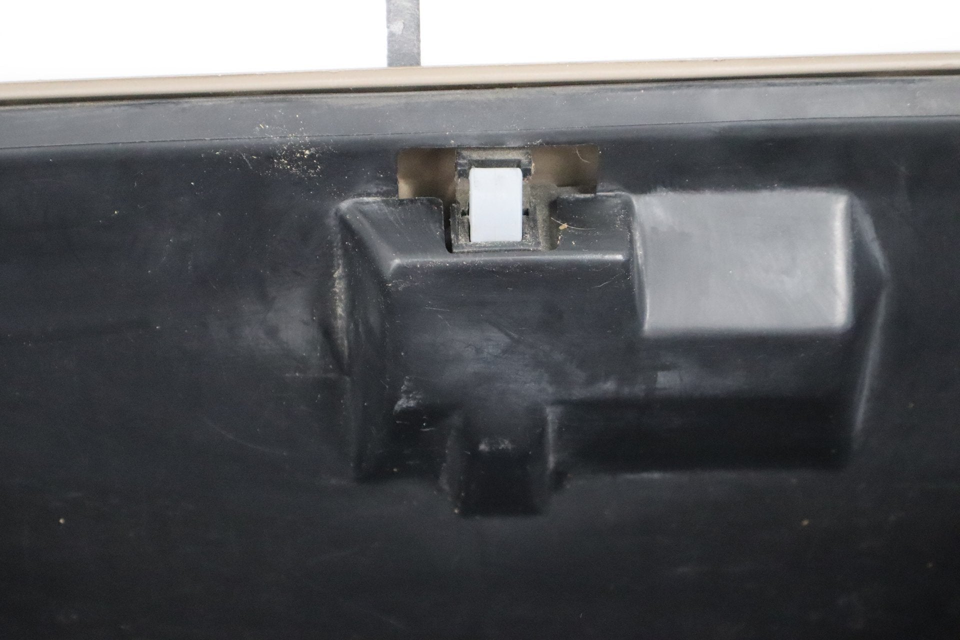 2004 Ford F-350 Super Duty Glove Box Medium Parchment
