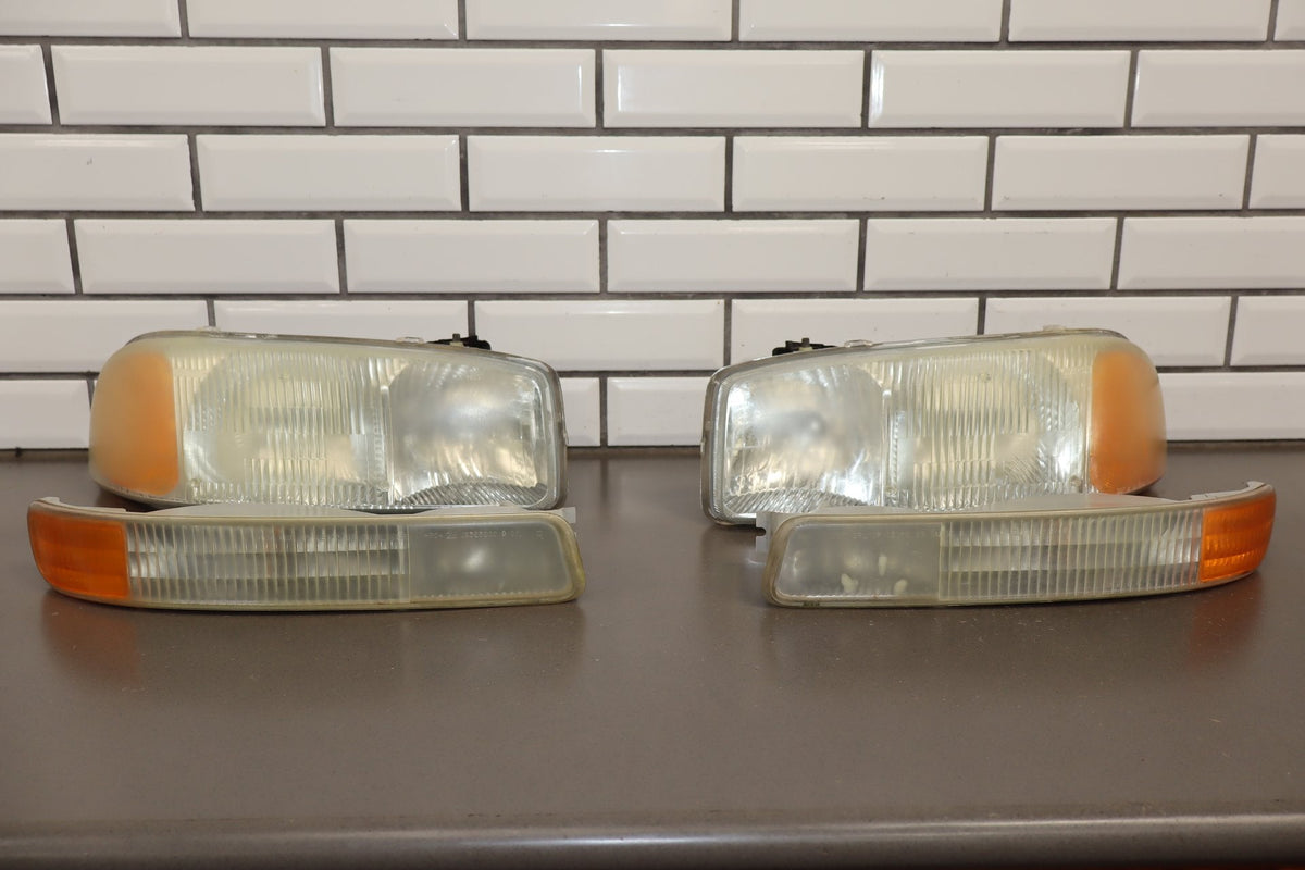 2004 GMC Sierra 2500 Headlight Set
