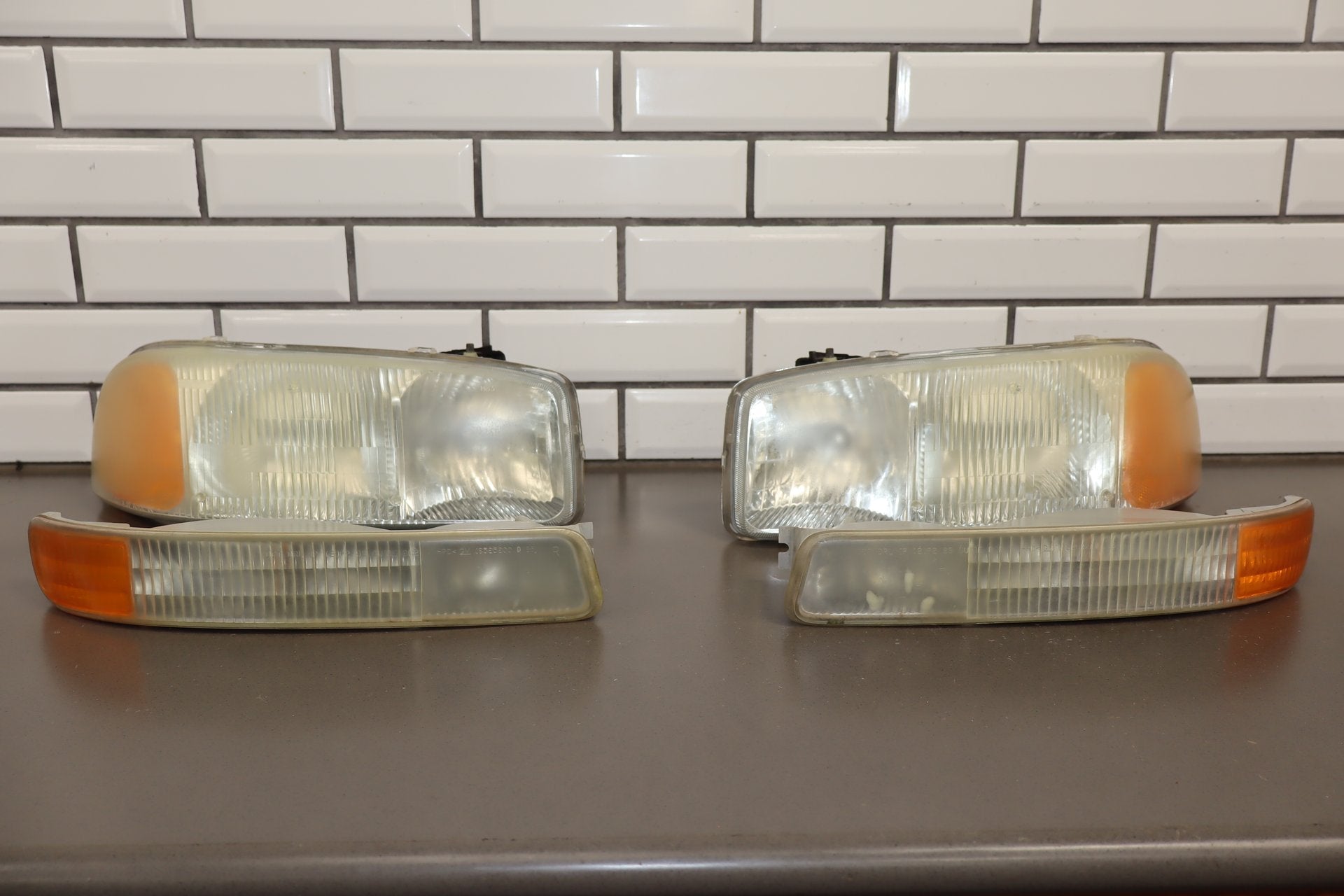 2004 GMC Sierra 2500 Headlight Set
