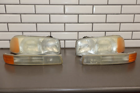 2004 GMC Sierra 2500 Headlight Set