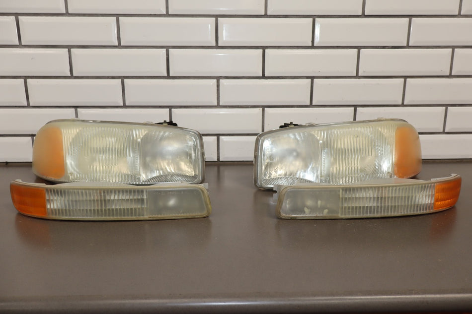 2004 GMC Sierra 2500 Headlight Set