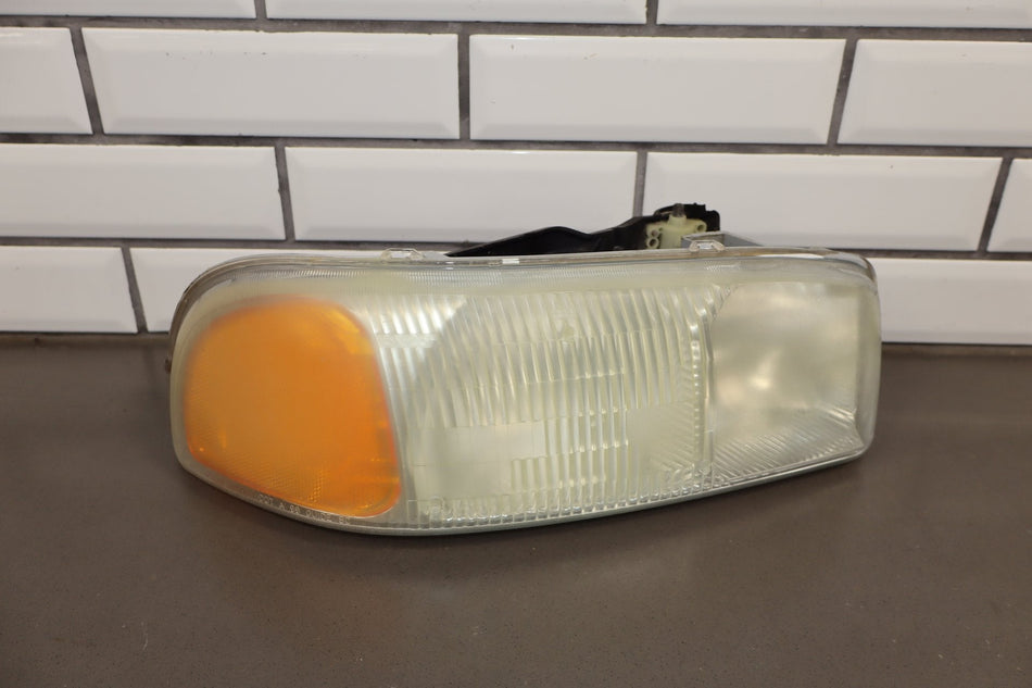 2004 GMC Sierra 2500 Headlight Set