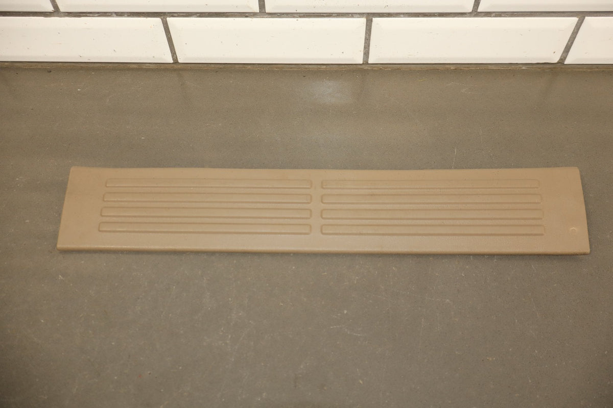 2004 GMC Sierra 2500 Pickup Set x4- Sill Plates Light Neutral (52)