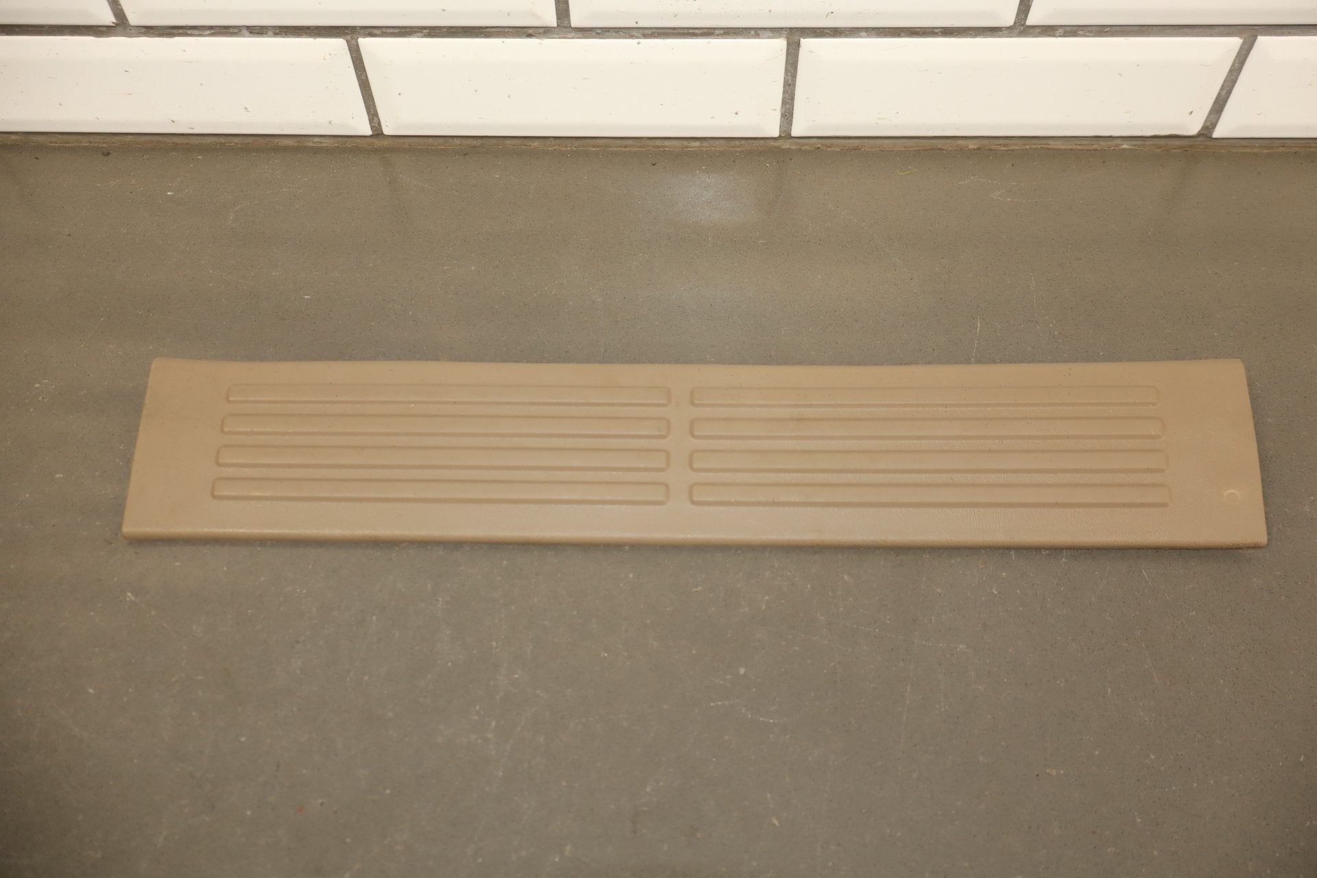 2004 GMC Sierra 2500 Pickup Set x4- Sill Plates Light Neutral (52)