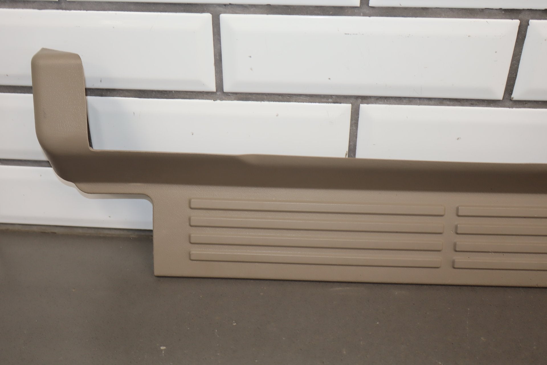 2004 GMC Sierra 2500 Pickup Set x4- Sill Plates Light Neutral (52)